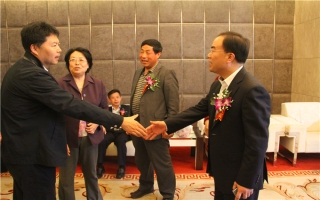 國家發(fā)展改革委資源節(jié)約與環(huán)境保護(hù)司牛波處長（和劉總握手）、全國墻材革新工作委員會會長滕軍力（女士）